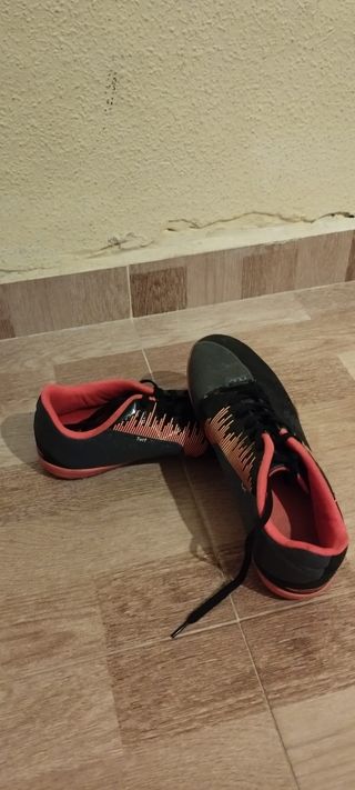 Unas zapatillas de fútbol sala