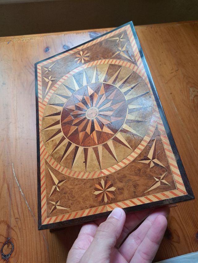 Caja de taracea rosa de los vientos