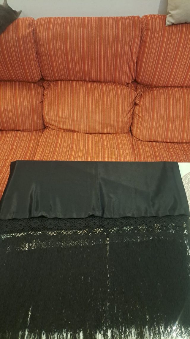 chale con flecos negro