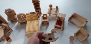 MUEBLES DE MADERA PARA CASITA DE MUÑECAS