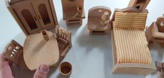 MUEBLES DE MADERA PARA CASITA DE MUÑECAS