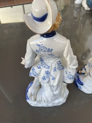 Pareja de figuras de porcelana