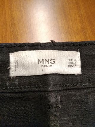 Shorts negros. Mango. T 40