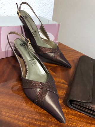 Conjunto de zapatos de tacón y bolso