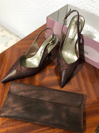Conjunto de zapatos de tacón y bolso