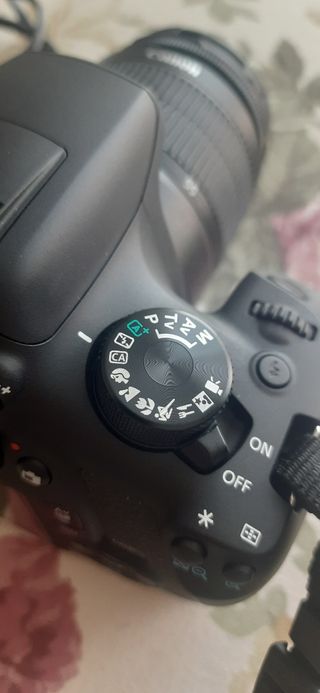 CANON EOS 1300D + 2 correas + funda *Como nueva*