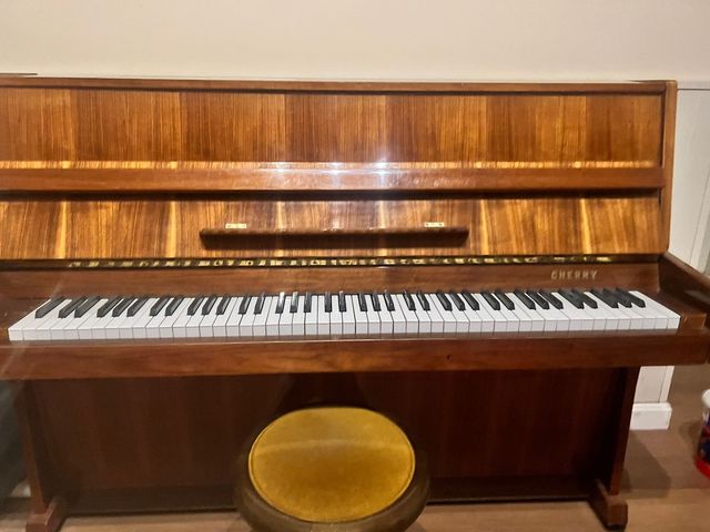 Piano acustico Cherny
