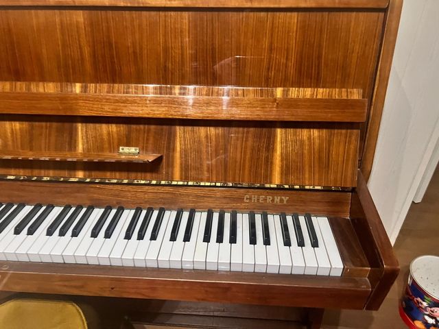 Piano acustico Cherny