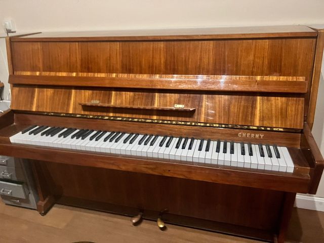 Piano acustico Cherny