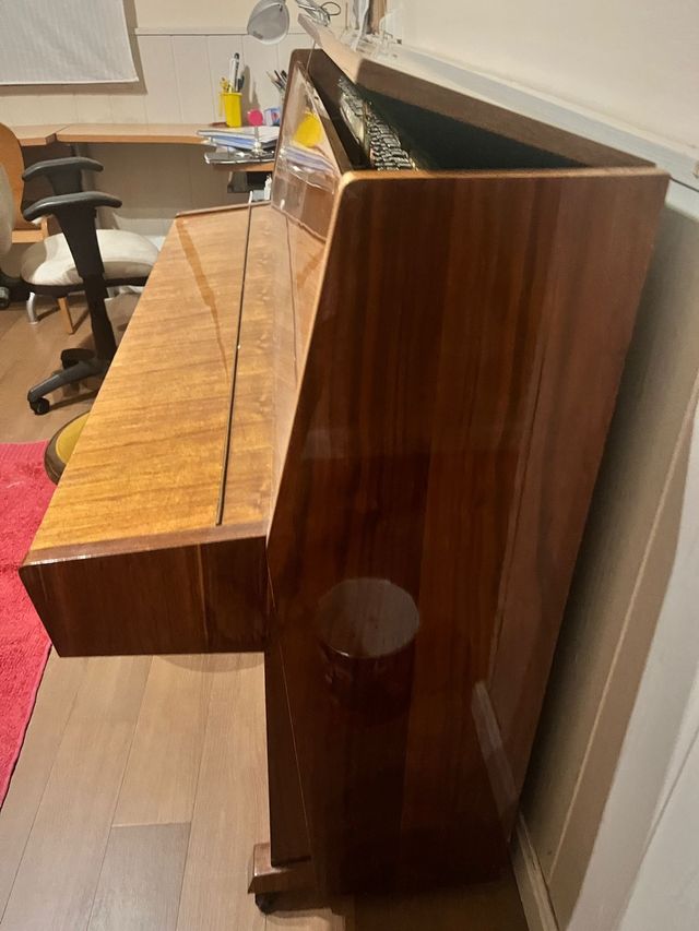 Piano acustico Cherny