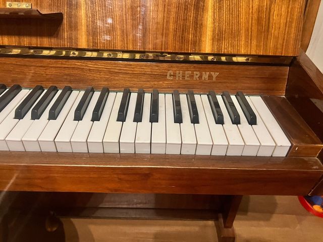 Piano acustico Cherny