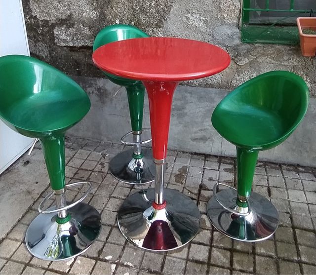 Conjunto de  3 sillas y una mesa de diseño nuevas.