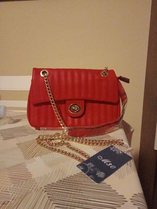 Bolso rojo con cadena dorada