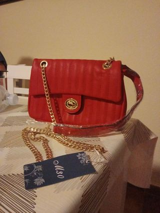 Bolso rojo con cadena dorada