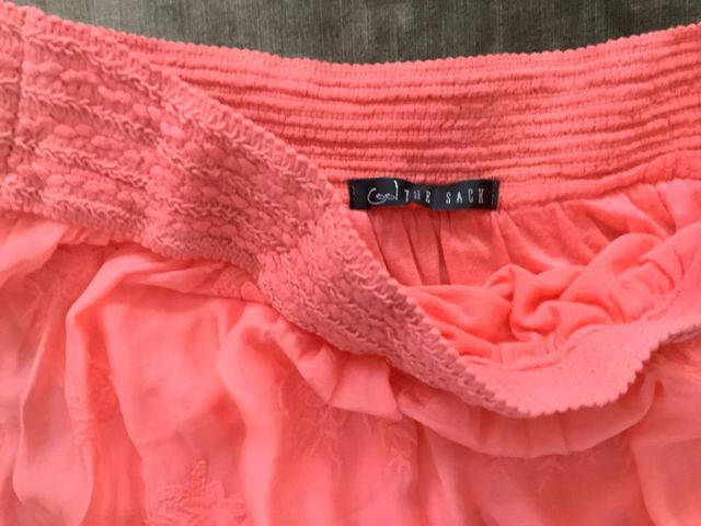Falda color coral bordada en talla S