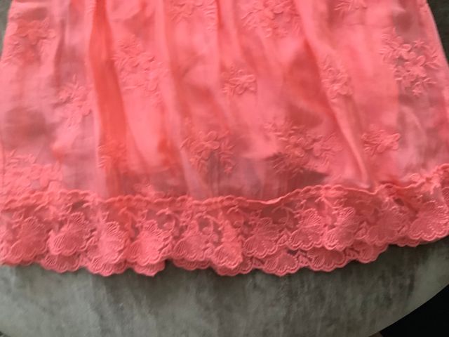 Falda color coral bordada en talla S