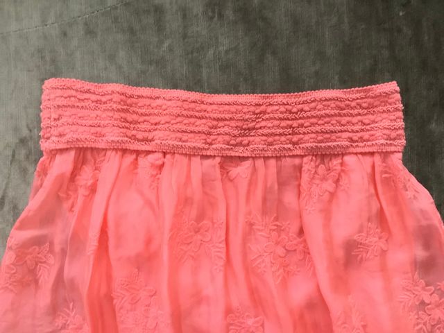 Falda color coral bordada en talla S