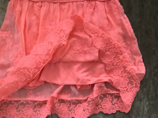 Falda color coral bordada en talla S