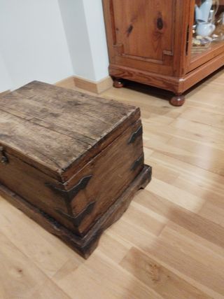 Baúl antiguo en madera maciza de nogal