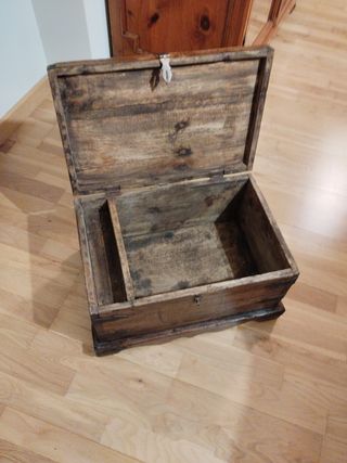 Baúl antiguo en madera maciza de nogal