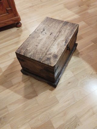 Baúl antiguo en madera maciza de nogal