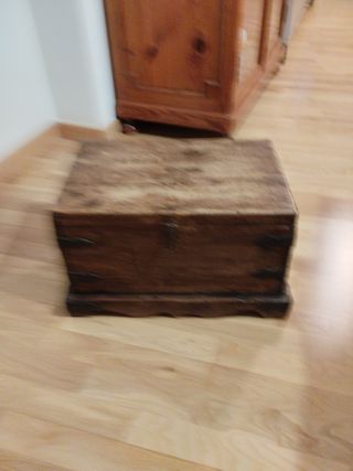 Baúl antiguo en madera maciza de nogal