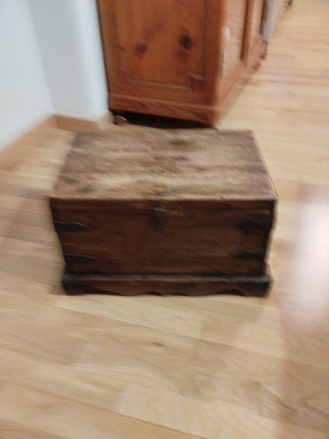 Baúl antiguo en madera maciza de nogal