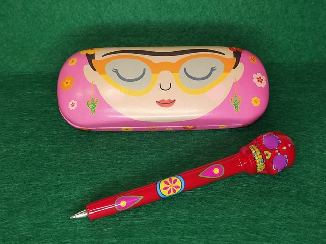Funda de gafas Frida Kahlo + bolígrafo calaca.