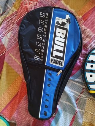 Raqueta de pádel y funda 