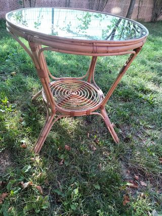 Mesa de bambú con cristal