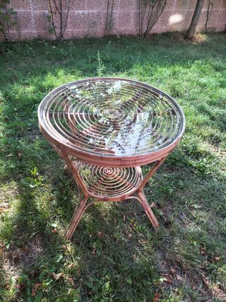 Mesa de bambú con cristal