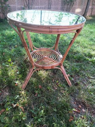 Mesa de bambú con cristal