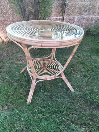 Mesa de bambú con cristal