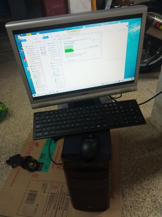 Ordenador de torre con pantalla