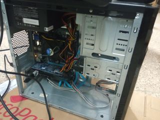 Ordenador de torre con pantalla