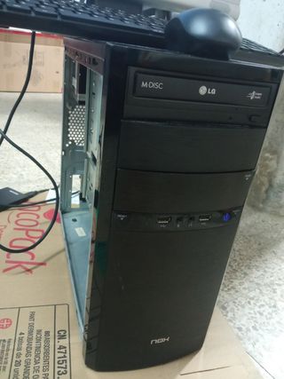 Ordenador de torre con pantalla