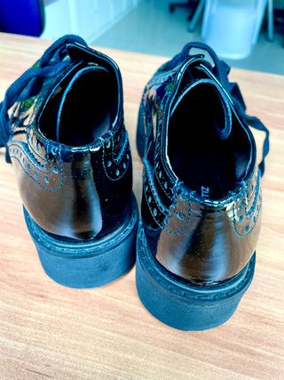 Zapatos charol mocasines negro Gloria Ortiz