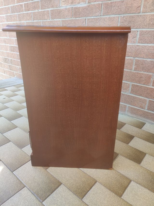 Un comodino con vano a giorno e cassetto