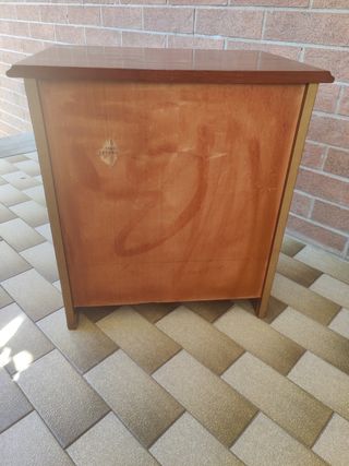 Un comodino con vano a giorno e cassetto