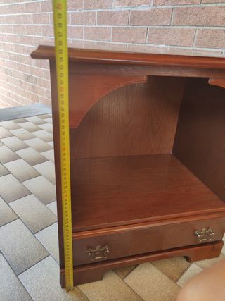 Un comodino con vano a giorno e cassetto