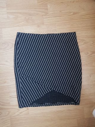 Falda negra y blanca stradivarius