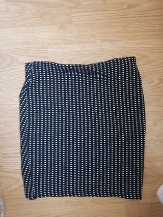 Falda negra y blanca stradivarius