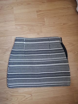 Falda negra y blanca