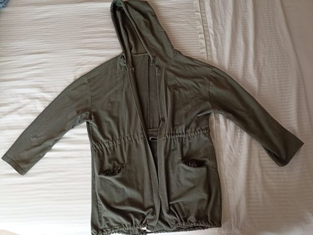 Chaqueta con capucha