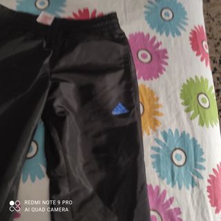 Pantalón niño Adidas.
