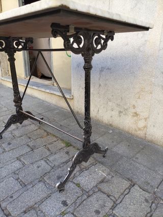 Mesa de mármol y hierro antigua 