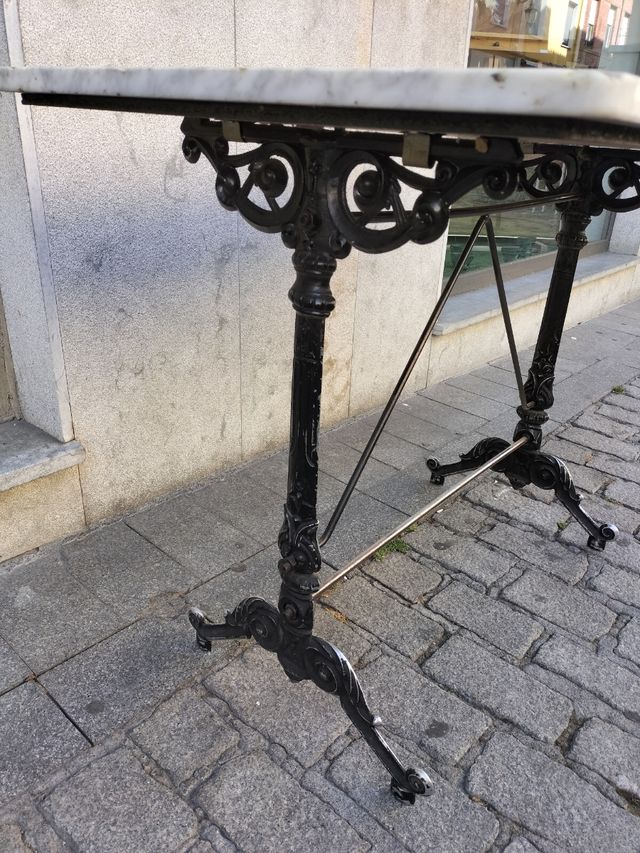 Mesa de mármol y hierro antigua