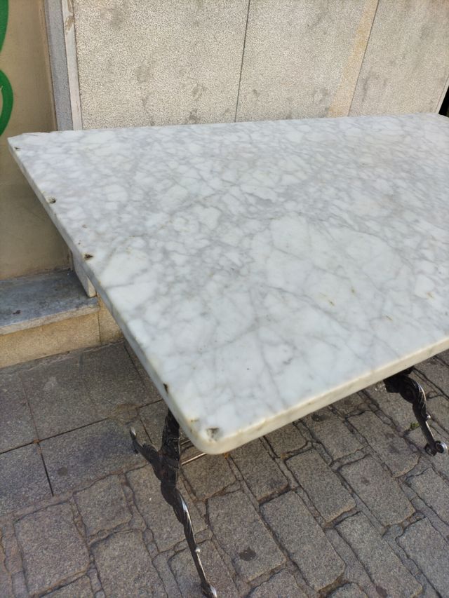 Mesa de mármol y hierro antigua