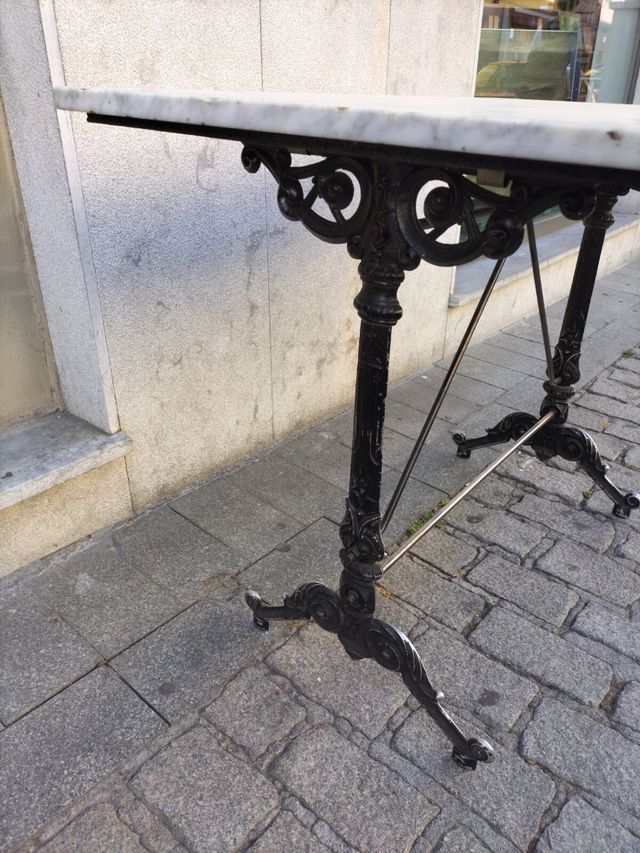 Mesa de mármol y hierro antigua