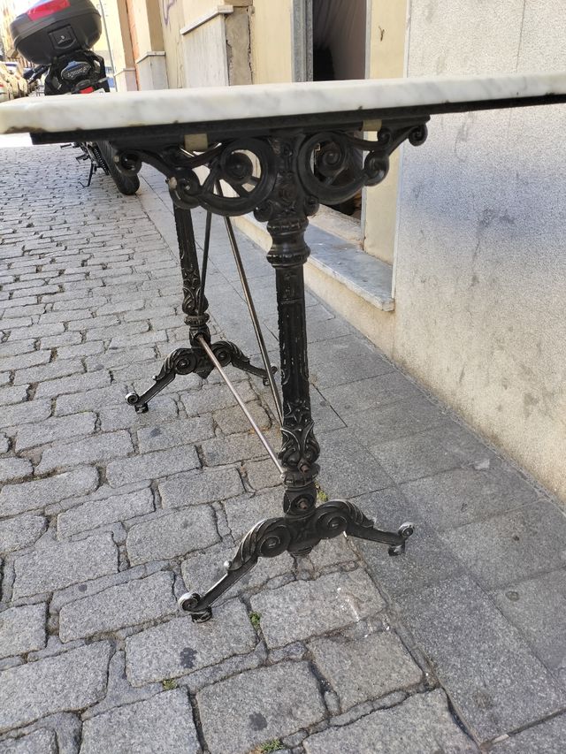 Mesa de mármol y hierro antigua